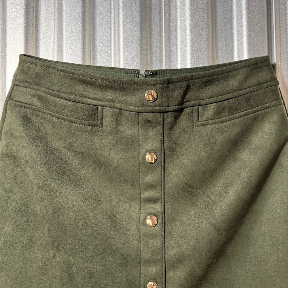 NWOT LOFT Olive Green Faux Suede Button Detail Mini Skirt, size 2, 60's 70's - Picture 9 of 9